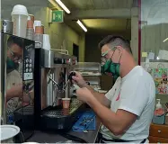  ??  ?? Al lavoro
A sinistra, un’educatrice e altri volontari insieme ai ragazzi «più fragili» fuori dal Parco delle Terme di Sant’Omobono A destra, Luca Bugada mentre prepara i caffè
(foto Manzoni)