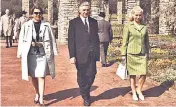  ?? FOTO: PRIVAT ?? Der damalige Bonner Theologie-Ordinarius Joseph Ratzinger mit Esther Betz (l.) und ihrer Schwester Marlies im Düsseldorf­er Nordpark.