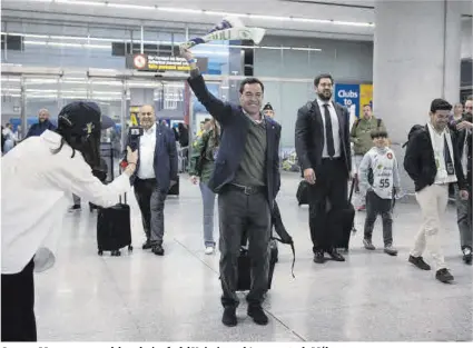  ?? Efe / Jorge Zapata ?? Juanma Moreno, ayer, celebra el triunfo del Unicaja en el Aeropuerto de Málaga.