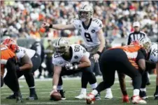  ?? FRANK VICTORES — THE ASSOCIATED PRESS ?? Saints quarterbac­k Drew Brees directs his players before a snap during a game against the Bengals Sunday in Cincinnati.