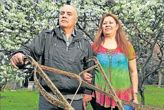  ?? FOTOS: MARCELO ABALLAY ?? RELAX. Miércoles 12 de septiembre, 18 horas, Luis Valor posa junto a Nancy, su mujer, en la casa de ambos en Villa Rosa, Pilar.