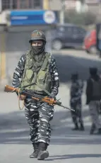  ??  ?? An Indian paramilita­ry soldier patrols during a gunfight between government forces and suspected rebels, Srinagar, Oct. 12, 2020.