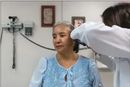  ?? PHOTO: HEIDI DE MARCO/KHN ?? Alina Arzola, a 64-year-old unauthoriz­ed immigrant, receives primary care at St. Luke’s Family Practice in Modesto, California. Arzola is nervous about signing up for Medi-Cal, fearing she won’t be able to get quality care.