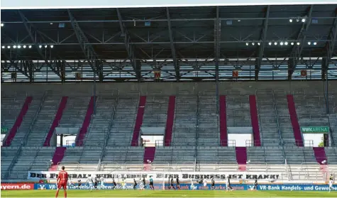  ?? Foto: Bernd Feil ?? Leere Tribünen, doch der Ball rollt. Die aktive Fanszene in Augsburg hält nicht viel von Geisterspi­elen, wie das Spruchband zeigt.