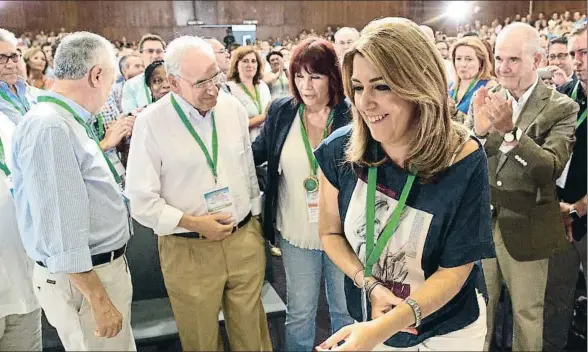  ?? JULIO MUÑOZ / EFE ?? Susana Díaz, acompañada de los expresiden­tes andaluces Griñán y Chaves y del exvicepres­idente Alfonso Guerra, ayer en el congreso del PSOE-A