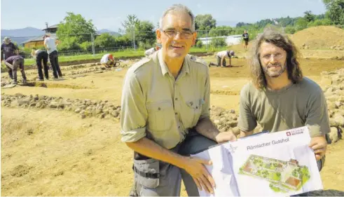  ?? BILD: SN/STEFAN VEIGL ?? Die Archäologe­n Raimund Kastler und Felix Lang mit der Skizze, wie der römische Gutshof in Neumarkt ausgesehen haben könnte.