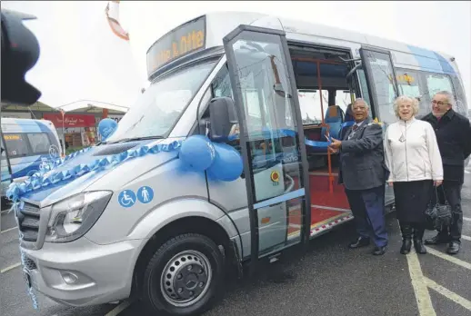  ?? FM4673481 ?? Mayor George Koowaree and Mayoress Gloria Champion with Stagecoach South East managing director Philip Norwell