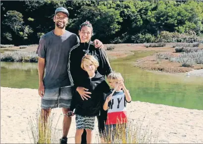  ?? LA VANGUARDIA ?? Facu y Flor, y sus dos niños Tom y Pau, de 7 y 4 años, junto a la granja donde les han acogido