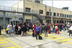  ??  ?? I passeggeri evacuati sul piazzale aeromobili di Peretola dopo l’allarme scattato all’aeroporto