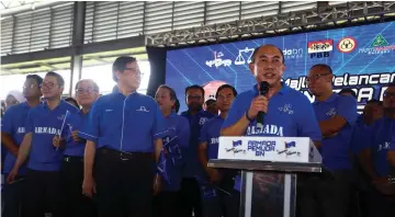  ??  ?? Rentap delivers his speech during the launch of BN Sarawak Youth machinery. Abang Johari is to his right while Uggah is at third left. — Photo by Muhammad Rais Sanusi