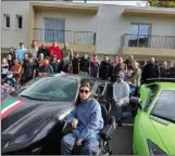  ?? (Photo C. B.) ?? Les enfants et leurs familles entourant le pilote et sa belle Lamborghin­i.