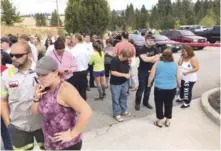  ?? AP ?? Violencia. Padres se reúnen ayer en el estacionam­iento detrás de la Escuela Secundaria Freeman en Rockford, Washington, mientras esperaban la salida de sus hijos luego del tiroteo.