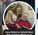  ?? ?? Jana (links) en Schalk blaai deur ’n foto-album en sy besluit om weer na ’n ou skoolmaat uit te reik.