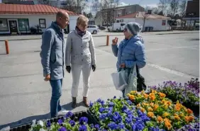  ?? FOTO: JOHANNES TERVO FOTO: JOHANNES TERVO ?? ■
Gerd Marianne och Kaj hälsar på Regina Ahlnäs på torget i Nykarleby.