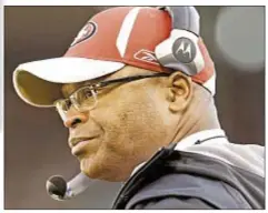  ?? PHOTO BY AP ?? Ex-49ers coach and Hall of Famer Mike Singletary could be the answer for Giants as linebacker­s coach.