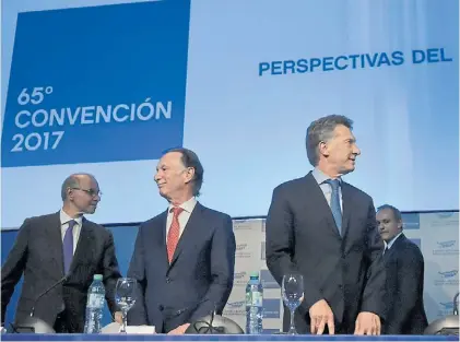  ??  ?? Antes del partido. Gustavo Weiss y Mauricio Macri ayer en el Sheraton ante empresario­s de la construcci­ón.