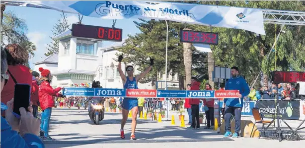  ??  ?? UN GRAN CAMPEÓN. Miguel Ángel López debutó en los 50 kilómetros marcha y se apuntó el Campeonato de España de Motril, con mínima para los Juegos de Río.