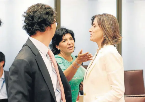  ??  ?? ► La ministra Marcela Cubillos dialoga con la senadora Yasna Provoste y el subsecreta­rio Raúl Figueroa.