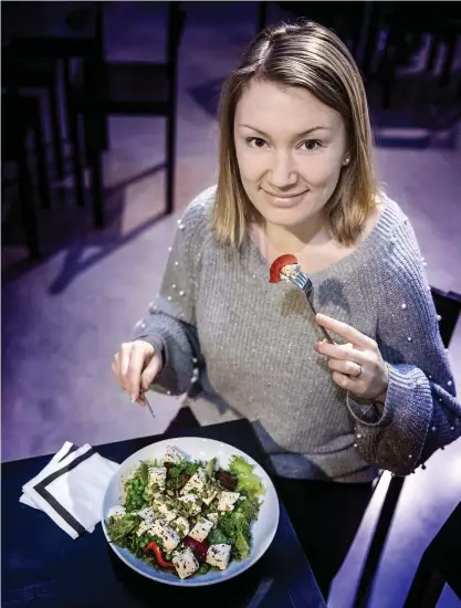  ?? FOTO: CATA PORTIN ?? Vilma Sandström föredrar vegetarisk­t och veganskt. – Men jag är flexibel vid behov. Inhemsk, hållbart fångad fisk är ofta ett klimatsmar­t val på tallriken, säger hon.