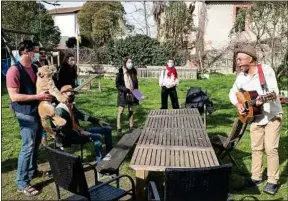  ??  ?? A Toulouse, chanteur et amateurs de musique partagent un moment unique.