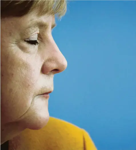  ?? Fotos: H. Hanschke, J. McDougall, dpa ?? Den Abschied vor Augen: Angela Merkel ist seit bald 16 Jahren Kanzlerin. Sie sei empathisch­er geworden, sagt einer, der sie kennt.