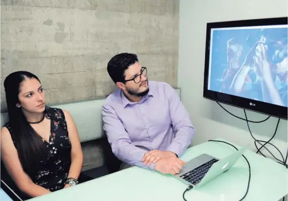  ?? MELISSA FERNÁNDEZ EF ?? Laura Pujol y Rodrigo Fuentes crearon el centro de realidad virtual inmersiva VR Box en Santa Ana. El matrimonio empezó a desarrolla­r el proyecto en abril.