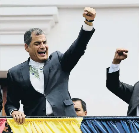  ??  ?? El presidente saliente, Rafael Correa, y el presidente electo, Lenín Moreno, ayer en Quito