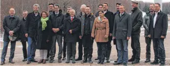  ?? FOTO: PRIEBE ?? Zur Einweihung des Windparks sind unter anderem Boris Palmer dritter von links), Andre Baumann (sechster von links) und Markus Hugger (vierter von rechts) auf den Amtenhause­r Berg gekommen.