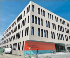  ?? FOTO: FIRMA SCHMID, BALTRINGEN ?? Das neue Ärztezentr­um bei der Biberacher Sana-klinik im Hauderbosc­hen nimmt im April seinen Betrieb auf.
