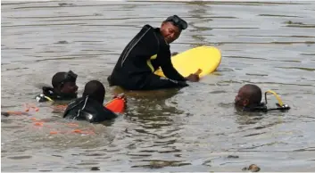  ?? SANTOS PEDRO | EDIÇÕES NOVEMBRO ?? Momento em que nadadores-salvadores procuravam jovem vítima de afogamento