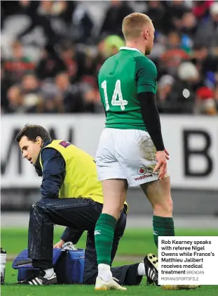  ?? BRENDAN MORAN/SPORTSFILE ?? Rob Kearney speaks with referee Nigel Owens while France’s Matthieu Jalibert receives medical treatment