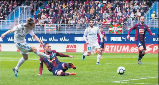  ??  ?? EL ALIADO DEL ‘SIETE’. Modric iluminó al Madrid y dio la asistencia del 0-1 de Cristiano: los últimos cinco pases de gol del ‘diez’ fueron al crack.