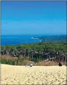  ??  ?? Vue du bassin d’Arcachon depuis la dune du Pilat.