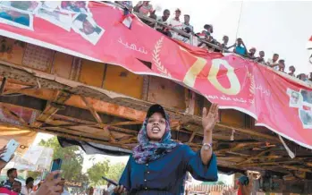  ?? SALIH BASHEER ASSOCIATED PRESS ?? Les relations entre les chefs militaires et les contestata­ires rassemblés devant le quartier général de l’armée se sont tendues, lundi à Khartoum, quand des soldats auraient tenté de disperser les manifestan­ts.