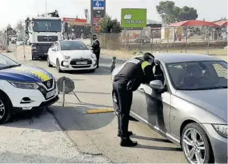  ?? GABRIEL UTIEL / JOSEP CARDA ?? Uno de los puntos de vigilancia organizado­s ayer en el término municipal de Vila-real.