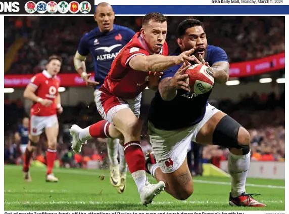  ?? GETTY IMAGES ?? Out of reach: Taofifenua fends off the attentions of Davies to go over and touch down for France’s fourth try