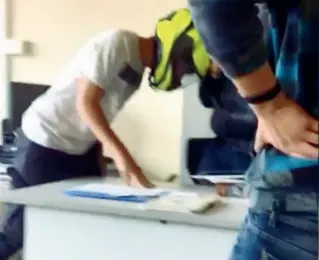  ??  ?? Un frame del video girato all’interno di una classe dell’Itc di Lucca in cui i bulli minacciano e aggredisco­no un professore