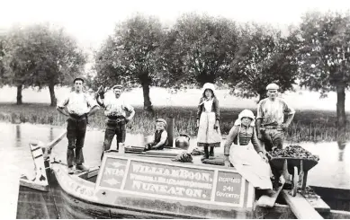  ??  ?? This picture from the late 19th century shows a boatman and his family at work