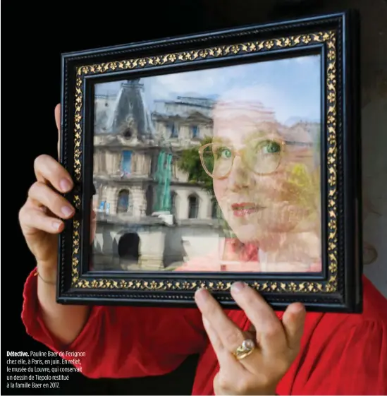  ??  ?? Détective. Pauline Baer de Perignon chez elle, à Paris, en juin. En reflet, le musée du Louvre, qui conservait un dessin de Tiepolo restitué à la famille Baer en 2017.