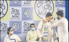  ?? PTI ?? BJP leader Mukul Roy being felicitate­d by the TMC, as Mamata Banerjee looks on, in Kolkata on Friday.