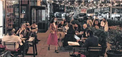  ?? /GETTY IMAGES ?? A mediados de mayo los clientes podrán quedarse en restaurant­es al aire libre después de la medianoche.