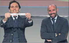  ??  ?? EN EL SORTEO. Monchi sacó la bola de su equipo, el Sevilla.