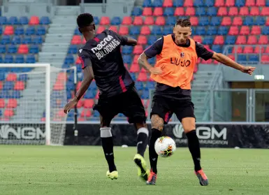  ?? In campo ?? Dijks durante la partitella «in famiglia» venerdì sera al Dall’Ara