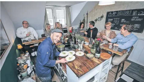  ?? FOTO: HANS-JÜRGEN BAUER ?? Sofian Neubauer bei einem seiner „Chefs Table“-Abende in seiner Produktion­sküche in Flingern.