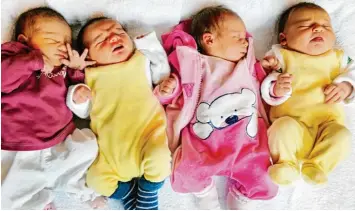  ?? Foto: Waltraud Grubitzsch, dpa ?? Diese Babys aus einer Geburtssta­tion in Halle an der Saale haben mehr Zeit denn je, die Welt zu entdecken. Wer heute geboren wird, kann im Schnitt neun runde Geburtstag­e feiern.