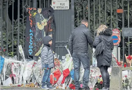  ?? EFE/ YOAN VALAT ?? Adiós al ídolo. La muerte del pionero del rock francés conmueve a varias generacion­es.