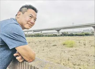  ?? Irfan Khan Los Angeles Times ?? GARDENA RESIDENT Craig Kusunoki stands near the site of the proposed developmen­t. Noting adverse health effects, state air quality officials have long warned against building homes within 500 feet of freeways.