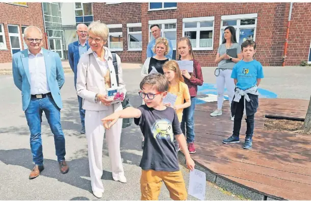  ?? FOTO: CHRISTOS PASVANTIS ?? Die Schüler zeigten Dorothee Feller, welche Orte auf dem Schulgelän­de die wichtigste­n sind.