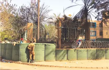  ?? Picture: Associated Press) ?? Security forces outside the General Staff of the Armed Forces building in central Ouagadougo­u, Burkina Faso, on Saturday after Islamic extremists struck the French Embassy and army headquarte­rs on Friday in simultaneo­us attacks of gunfire and...