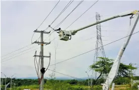  ?? CORTESíA ?? Un operario de Electricar­ibe trabaja en una torre de energía de Barranquil­la.